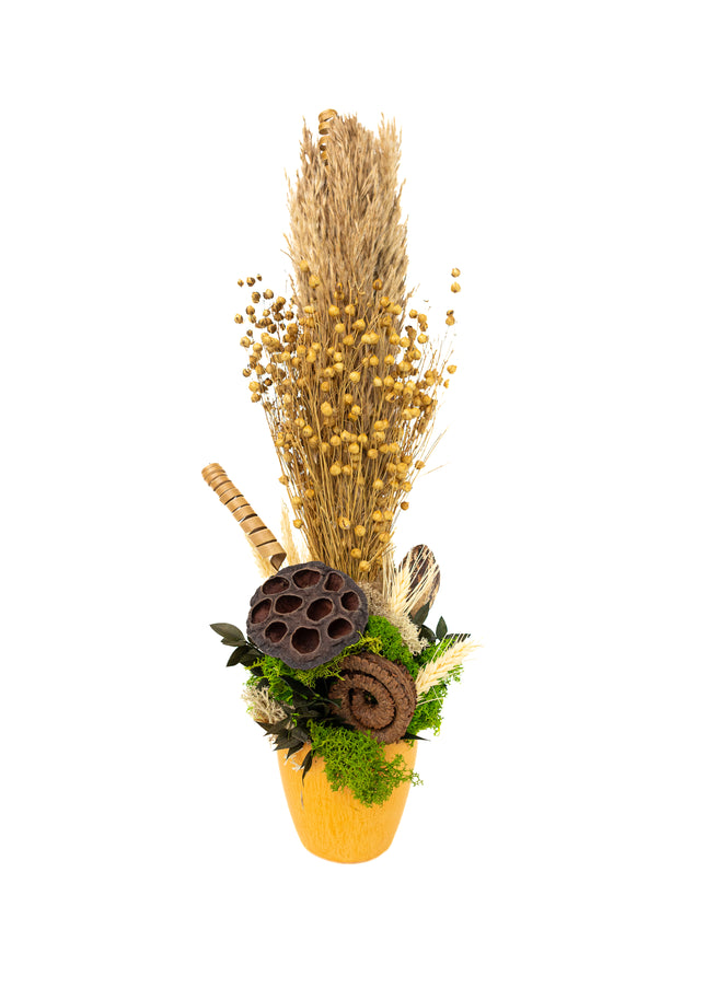 Aranjament Floral „Harvest Whisper” în Vas Galben – Compoziție Verticală cu Plante Uscate de Câmp, Lotus și Licheni