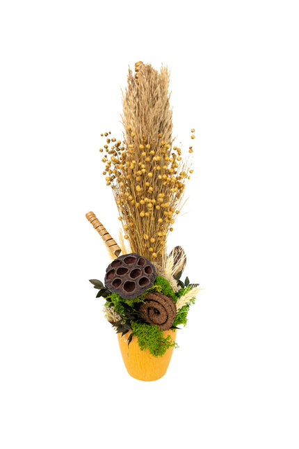 Aranjament Floral „Harvest Whisper” în Vas Galben – Compoziție Verticală cu Plante Uscate de Câmp, Lotus și Licheni