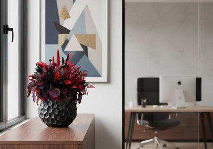Aranjament Floral „Crimson Night” în Vas Negru Texturat – Compoziție Luxury cu Protea King, Plante Criogenate și Accente Gotic-Chic