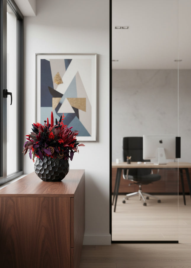Aranjament Floral „Crimson Night” în Vas Negru Texturat – Compoziție Luxury cu Protea King, Plante Criogenate și Accente Gotic-Chic