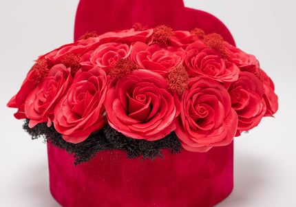 Aranjament "Red Eternal Passion" în Cutie Inimă Catifea