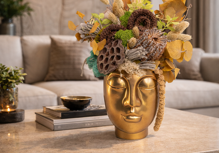 Aranjament Floral „Zen Reflection” în Vas Sculptural Auriu – Compoziție Handmade cu Lotus, Banksia și Licheni Vibrant
