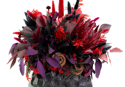 Aranjament Floral „Crimson Night” în Vas Negru Texturat – Compoziție Luxury cu Protea King, Plante Criogenate și Accente Gotic-Chic