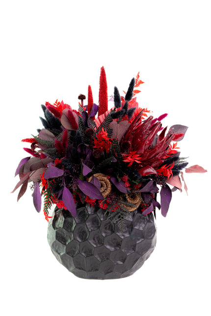 Aranjament Floral „Crimson Night” în Vas Negru Texturat – Compoziție Luxury cu Protea King, Plante Criogenate și Accente Gotic-Chic