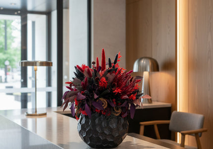 Aranjament Floral „Crimson Night” în Vas Negru Texturat – Compoziție Luxury cu Protea King, Plante Criogenate și Accente Gotic-Chic