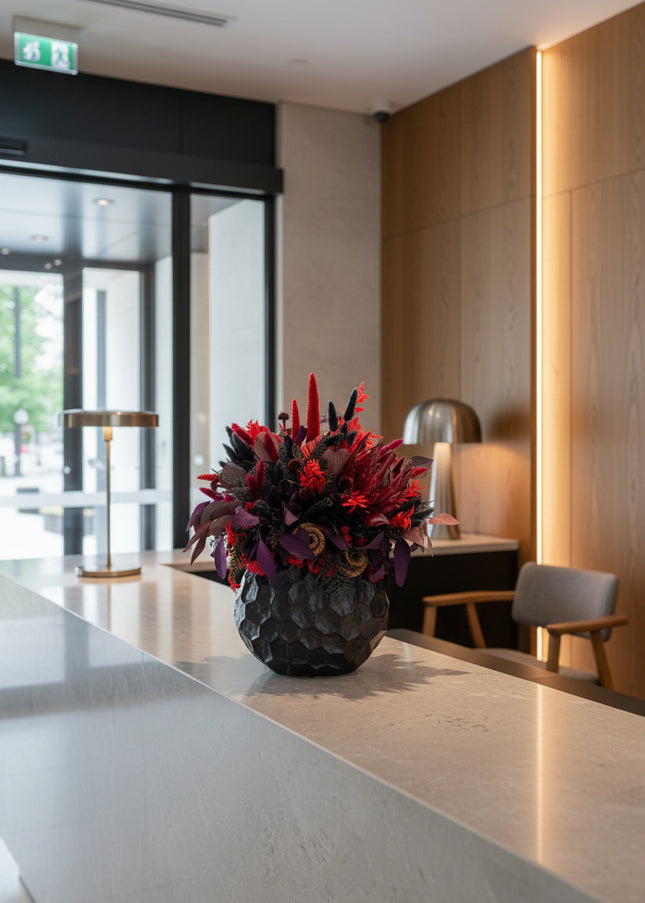 Aranjament Floral „Crimson Night” în Vas Negru Texturat – Compoziție Luxury cu Protea King, Plante Criogenate și Accente Gotic-Chic