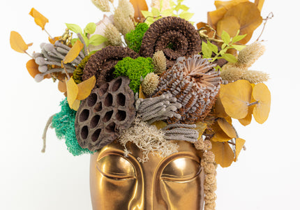 Aranjament Floral „Zen Reflection” în Vas Sculptural Auriu – Compoziție Handmade cu Lotus, Banksia și Licheni Vibrant