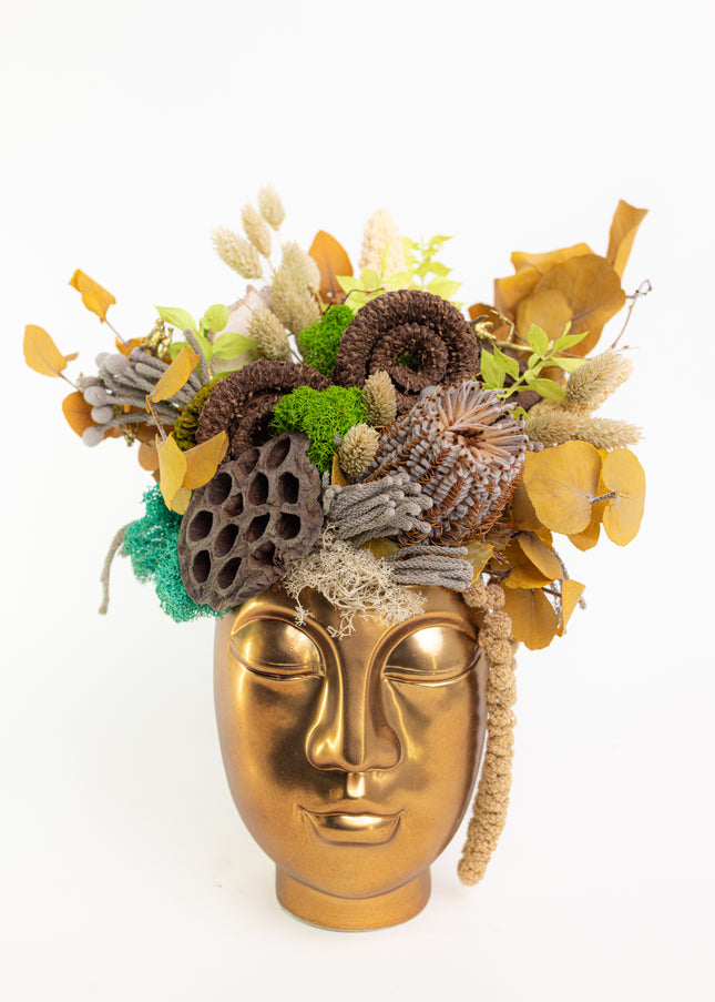 Aranjament Floral „Zen Reflection” în Vas Sculptural Auriu – Compoziție Handmade cu Lotus, Banksia și Licheni Vibrant