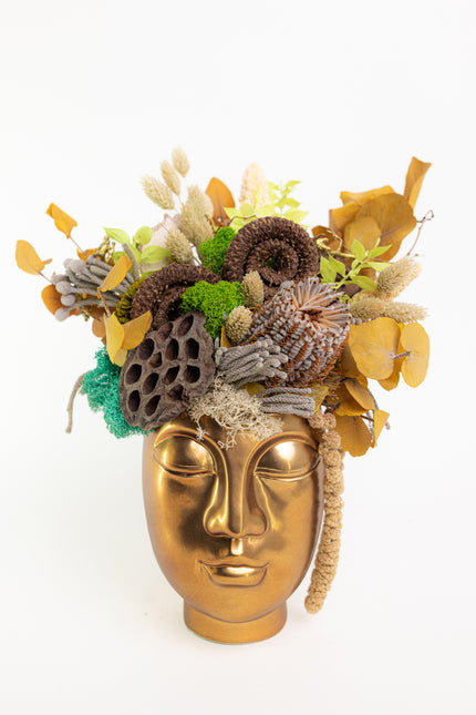 Aranjament Floral „Zen Reflection” în Vas Sculptural Auriu – Compoziție Handmade cu Lotus, Banksia și Licheni Vibrant