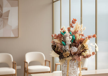 Aranjament Floral „Boho Azure” în Vază Ceramică Texturată – Compoziție Handmade cu Protea, Eucalipt Arămiu și Accente Turcoaz