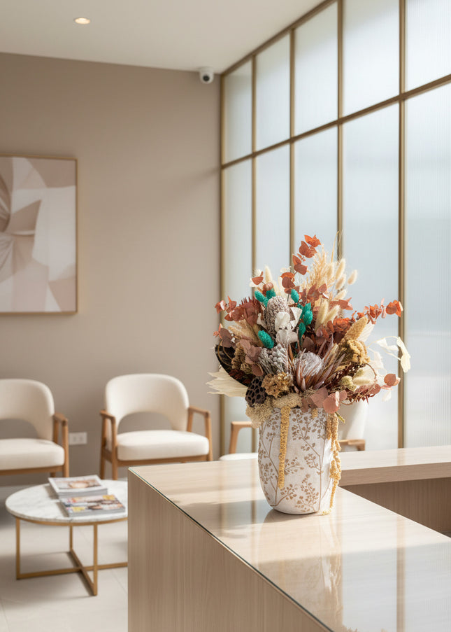 Aranjament Floral „Boho Azure” în Vază Ceramică Texturată – Compoziție Handmade cu Protea, Eucalipt Arămiu și Accente Turcoaz