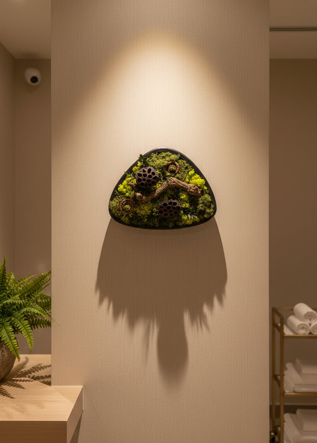 Terariu Biophilic „Emerald Basin” – Aranjament Handmade cu Licheni Stabilizați și Lotus în Vas Ceramic Triunghiular
