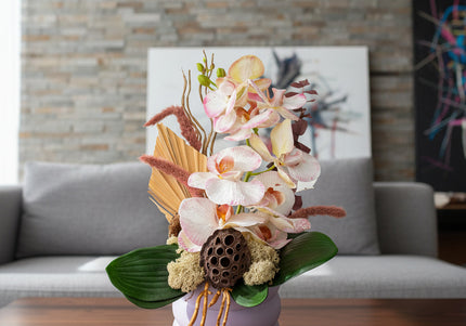 Aranjament Floral „Pink Velvet Orchid” în Vas Lila – Compoziție Premium cu Orhidee Pastel, Palmier și Accente de Bumbac