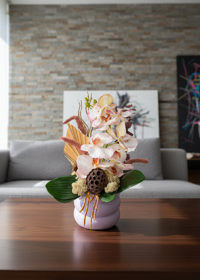 Aranjament Floral „Pink Velvet Orchid” în Vas Lila – Compoziție Premium cu Orhidee Pastel, Palmier și Accente de Bumbac