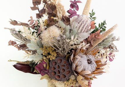 Aranjament Floral „Ancient Muse” în Bust Ceramic – Compoziție Luxury cu Protea King, Banksia și Texturi Botanice Antichizate
