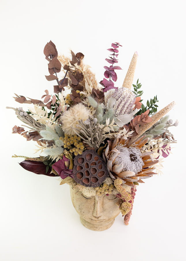 Aranjament Floral „Ancient Muse” în Bust Ceramic – Compoziție Luxury cu Protea King, Banksia și Texturi Botanice Antichizate