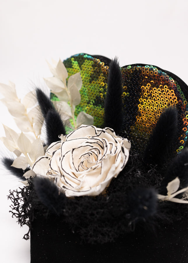 Aranjament Inimă Paiete, Trandafir Criogenat Alb cu Margine Neagră