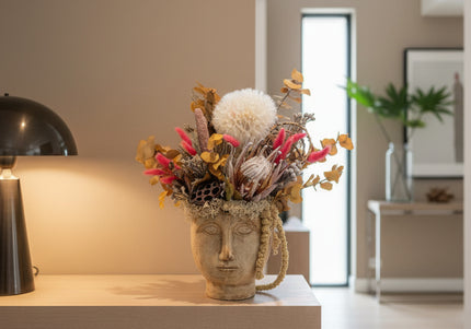 Aranjament Floral „Muse of Autumn” în Vas Sculptural – Creație Handmade cu Protea, Eucalipt Galben și Accente Roz Fucsia
