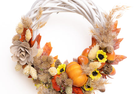 Coroniță Handmade „Autumn Whispers” – Aranjament Floral pe Bază de Răchită Albă cu Dovleci, Floarea-Soarelui Mică și Spice