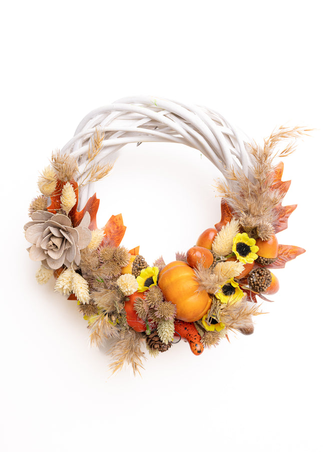 Coroniță Handmade „Autumn Whispers” – Aranjament Floral pe Bază de Răchită Albă cu Dovleci, Floarea-Soarelui Mică și Spice
