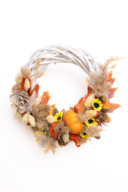 Coroniță Handmade „Autumn Whispers” – Aranjament Floral pe Bază de Răchită Albă cu Dovleci, Floarea-Soarelui Mică și Spice