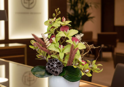 Aranjament Floral „Emerald Orchid” în Vas Ceramic Alb – Compoziție Handmade cu Orhidee Verzi, Lotus și Accente Naturale