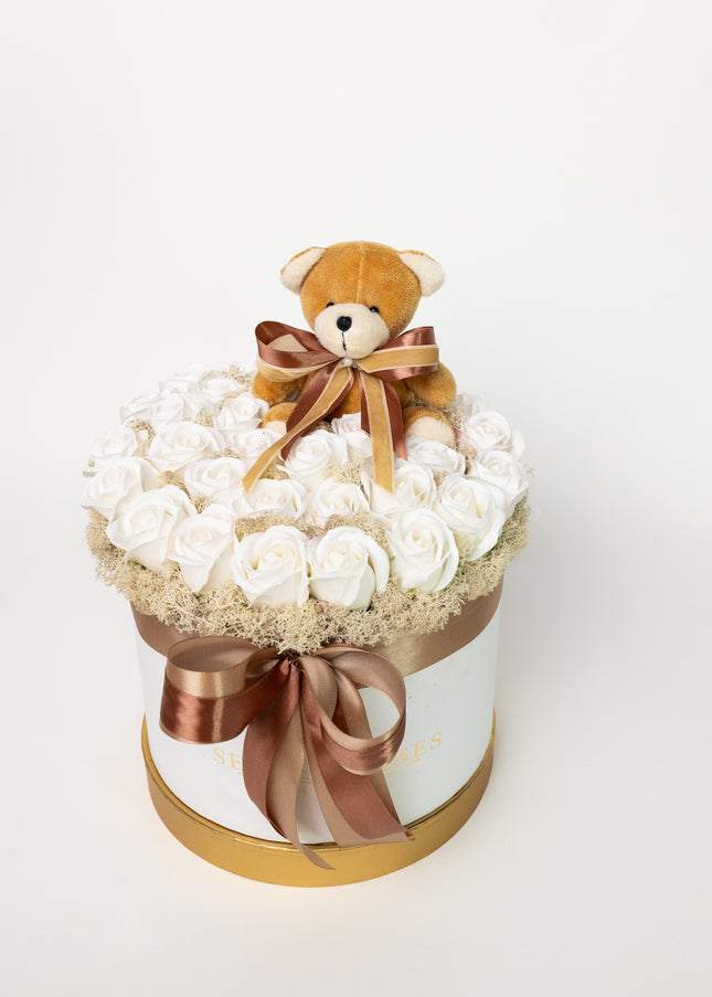 Aranjament Lux Trandafiri Săpun Albi și Ursulet Catifea