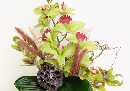 Aranjament Floral „Emerald Orchid” în Vas Ceramic Alb – Compoziție Handmade cu Orhidee Verzi, Lotus și Accente Naturale