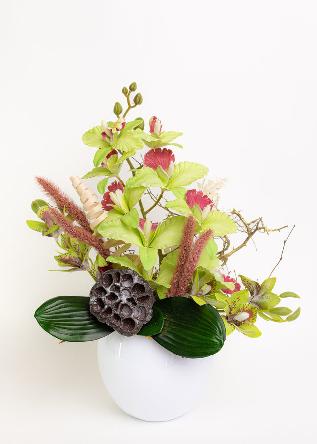 Aranjament Floral „Emerald Orchid” în Vas Ceramic Alb – Compoziție Handmade cu Orhidee Verzi, Lotus și Accente Naturale
