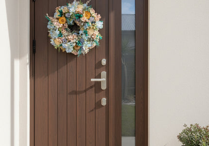 Coroniță Florală „Azure Serenity” – Aranjament Handmade cu Hortensii Bleu, Flori de Lemn și Accente de Lagurus