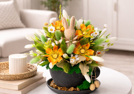 Aranjament de Paște „Sunny Bunny Pot” – decor floral cu iepuraș și accente naturale
