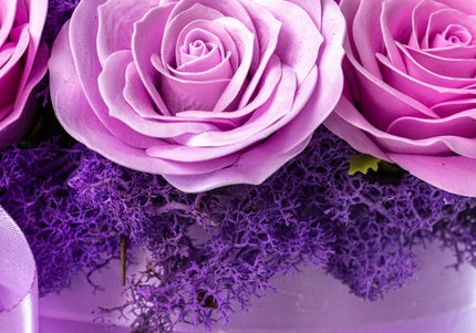 Aranjament Lux Trandafiri Artizanali Violet-Roz, Ursulet Gri