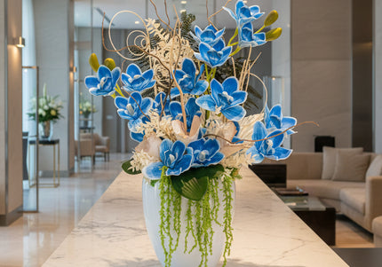 Aranjament Floral „Azure Dream” în Vas Alb – Compoziție Handmade cu Orhidee Albastre, Plante Curzătoare și Accente Boeme
