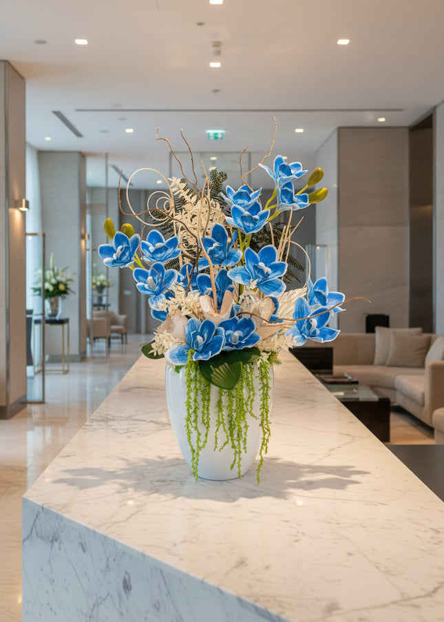 Aranjament Floral „Azure Dream” în Vas Alb – Compoziție Handmade cu Orhidee Albastre, Plante Curzătoare și Accente Boeme