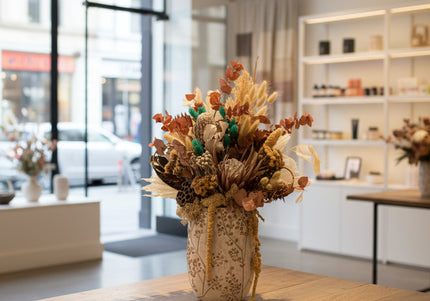 Aranjament Floral „Boho Azure” în Vază Ceramică Texturată – Compoziție Handmade cu Protea, Eucalipt Arămiu și Accente Turcoaz