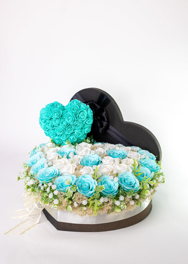 Aranjament Lux Inimă Trandafiri Săpun Turcoaz-Alb