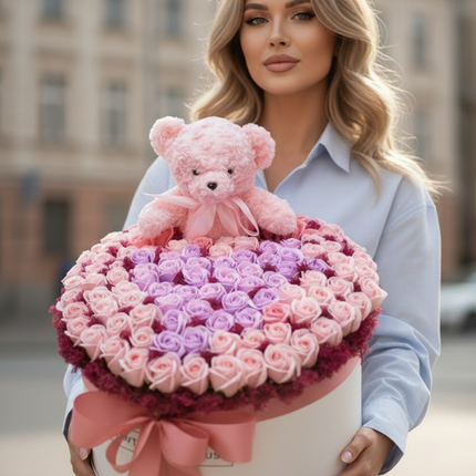 Aranjament Lux Trandafiri Săpun Roz & Lila, Ursulet Gri