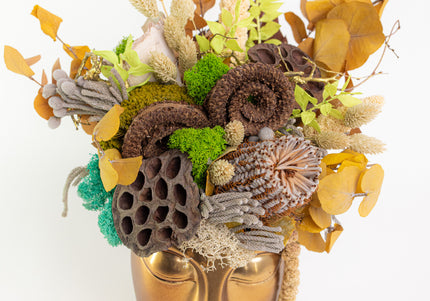 Aranjament Floral „Zen Reflection” în Vas Sculptural Auriu – Compoziție Handmade cu Lotus, Banksia și Licheni Vibrant