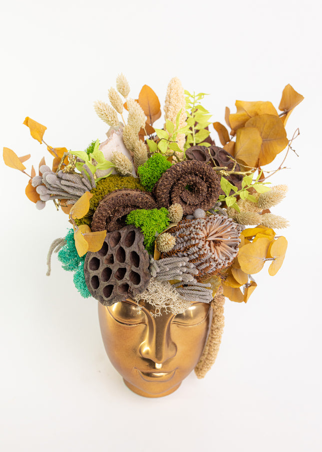 Aranjament Floral „Zen Reflection” în Vas Sculptural Auriu – Compoziție Handmade cu Lotus, Banksia și Licheni Vibrant