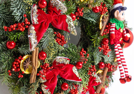 Coroniță de Crăciun Artizanală „The Elf’s Festive Welcome”