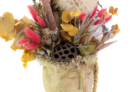 Aranjament Floral „Muse of Autumn” în Vas Sculptural – Creație Handmade cu Protea, Eucalipt Galben și Accente Roz Fucsia