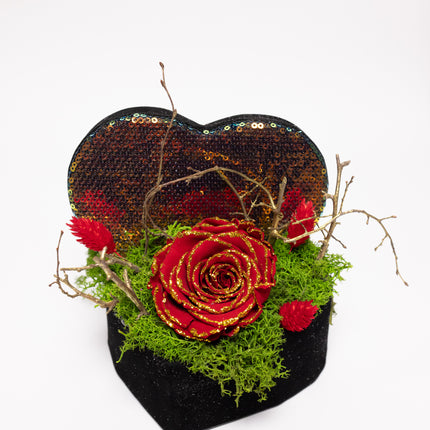 Aranjament Inimă Paiete & Catifea, Trandafir Criogenat Roșu cu Aur