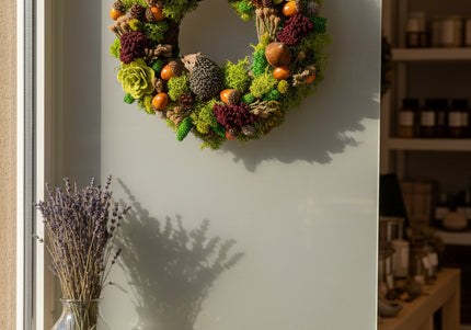 Coroniță Handmade „Prietenii Pădurii” cu Arici și Licheni – Decor Artizanal din Mușchi Stabilizat și Elemente Naturale