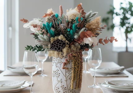 Aranjament Floral „Emerald & Earth” în Vază Ceramică Înaltă – Decor Premium cu Protea, Eucalipt Arămiu și Accente Turcoaz