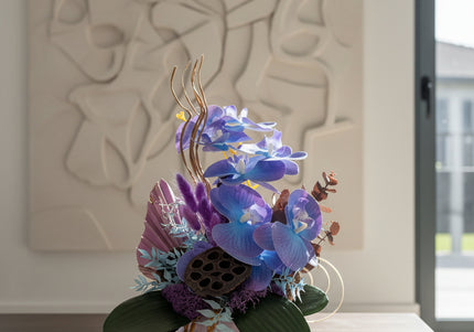 Aranjament Floral „Indigo Zen” – Compoziție Verticală cu Orhidee Indigo, Capsule de Lotus și Accente Exotice Curbe