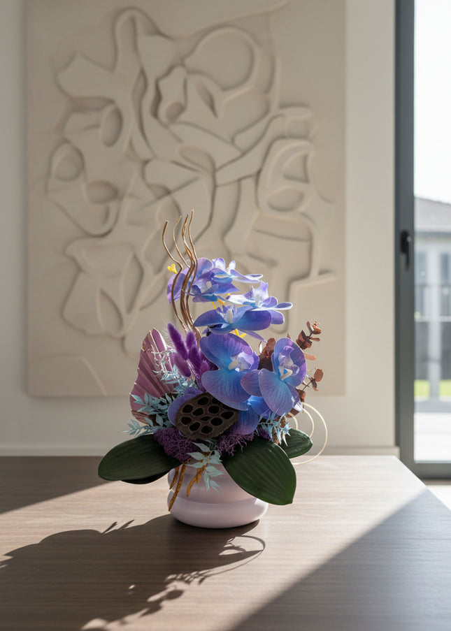 Aranjament Floral „Indigo Zen” – Compoziție Verticală cu Orhidee Indigo, Capsule de Lotus și Accente Exotice Curbe