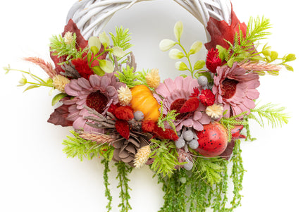 Coroniță Handmade „Autumn Harmony” – Aranjament Floral pe Bază de Răchită Albă cu Flori Roz-Bordo și Elemente de Recoltă