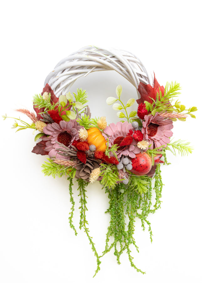 Coroniță Handmade „Autumn Harmony” – Aranjament Floral pe Bază de Răchită Albă cu Flori Roz-Bordo și Elemente de Recoltă