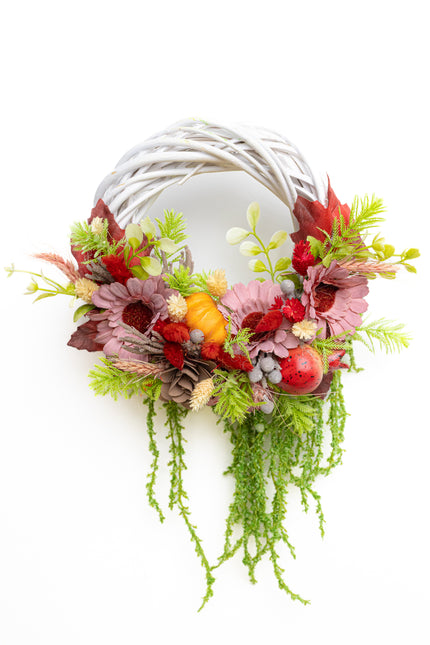 Coroniță Handmade „Autumn Harmony” – Aranjament Floral pe Bază de Răchită Albă cu Flori Roz-Bordo și Elemente de Recoltă