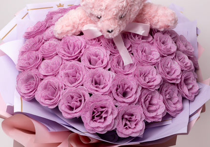 Buchet de Lux „Amethyst Bear Hug” cu 101 Trandafiri Sclipitori